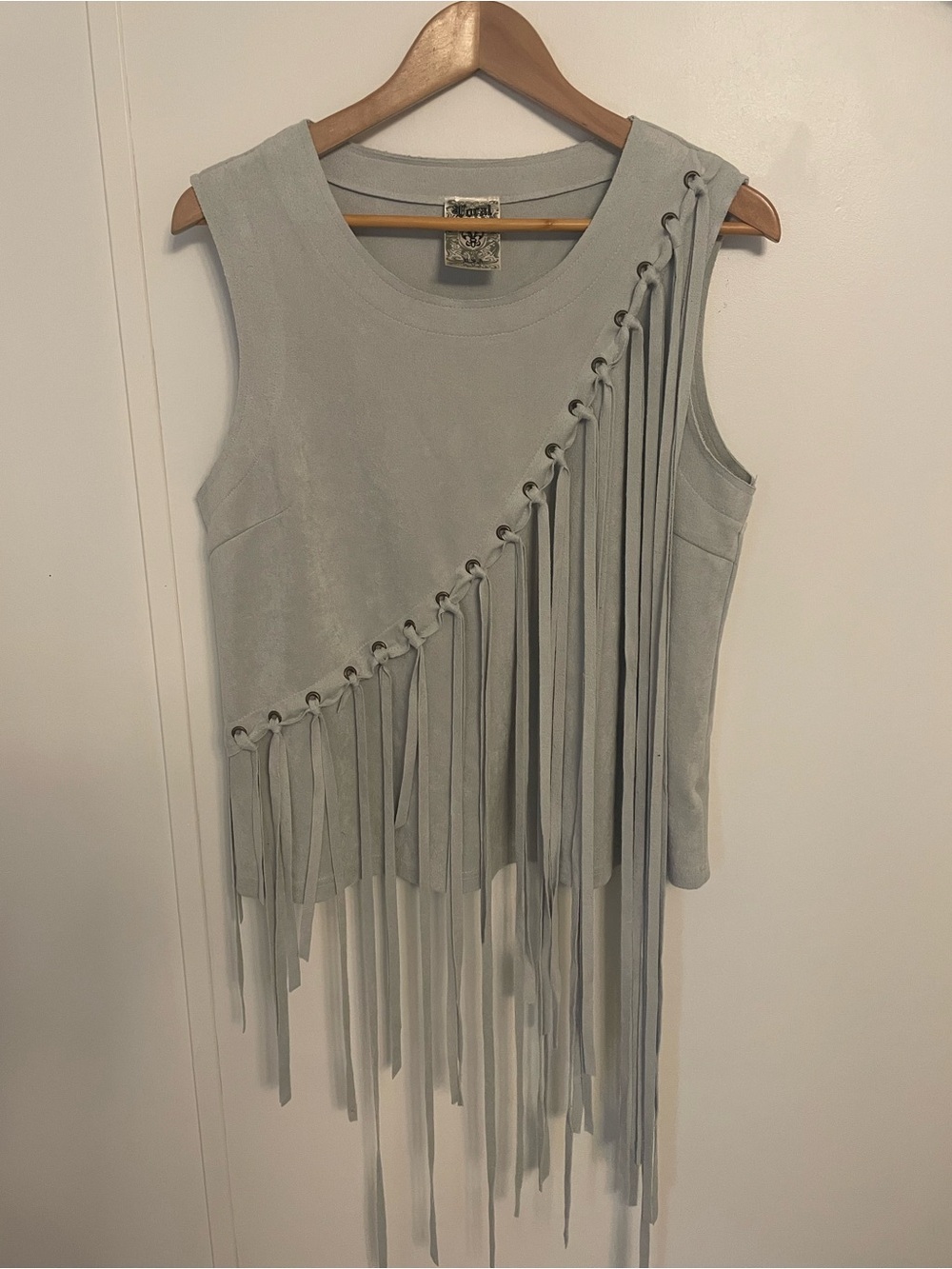 Vocal Fringed Sleeveless Suede Tank Top in Light Gray Size L Boho, festival